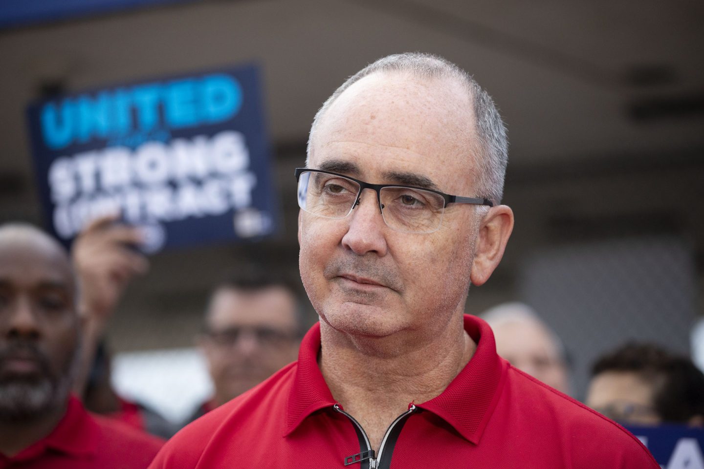 STERLING HEIGHTS, MICHIGAN &#8211; JULY 12: Breaking with the long-standing tradition of the &#8220;handshake ceremony&#8221; with the auto executives of the Big Three auto makers to open contract talks, United Auto Workers president Shawn Fain instead speaks with and does &#8220;members&#8217; handshakes&#8221; with Stellantis workers at the Stellantis Sterling Heights Assembly Plant on July 12, 2023 in Sterling Heights, Michigan. The UAW opens auto contract negotiations with Stellantis today, Ford on July 14, and General Motors on July 18. (Photo by Bill Pugliano/Getty Images)