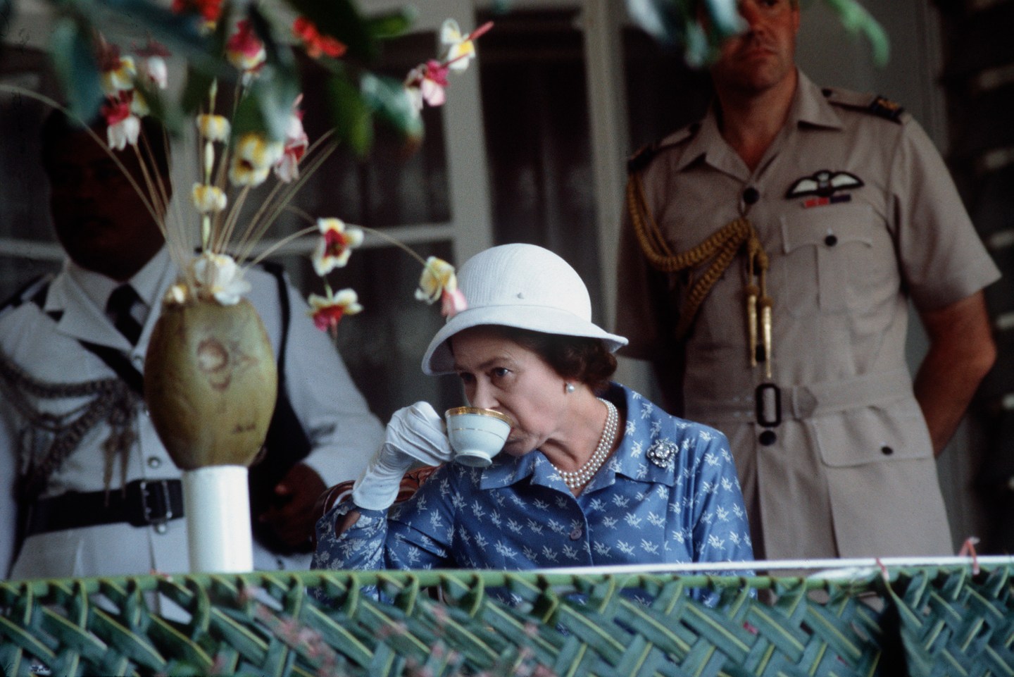 Queen Elizabeth drinks Tea Nauru