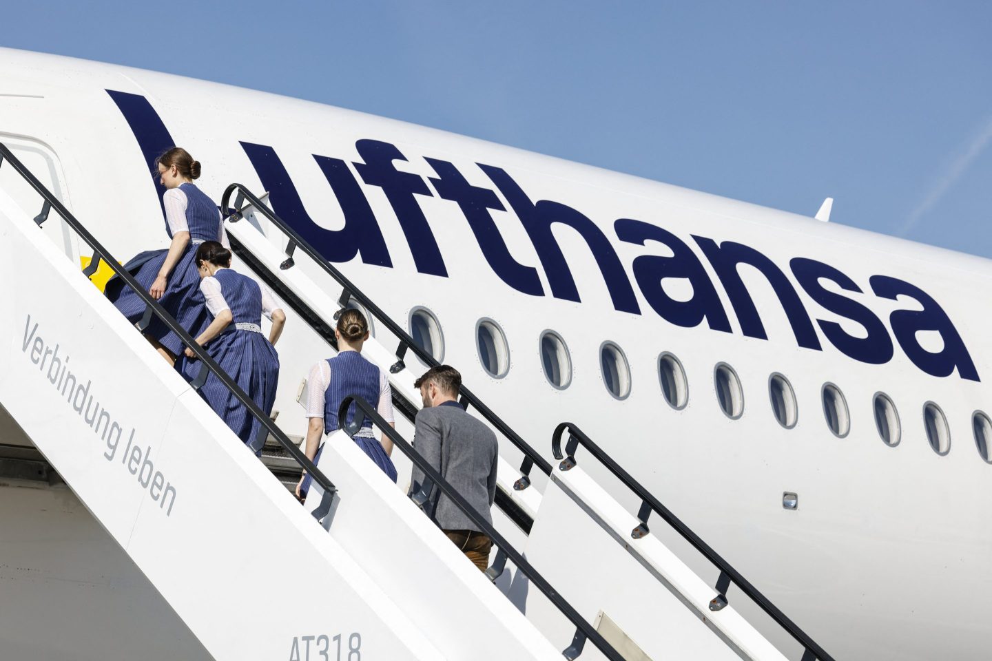 Lufthansa vows turnaround plan to lift 2025 earnings, amid profit drop due to strikes, rising costs and aircraft delays