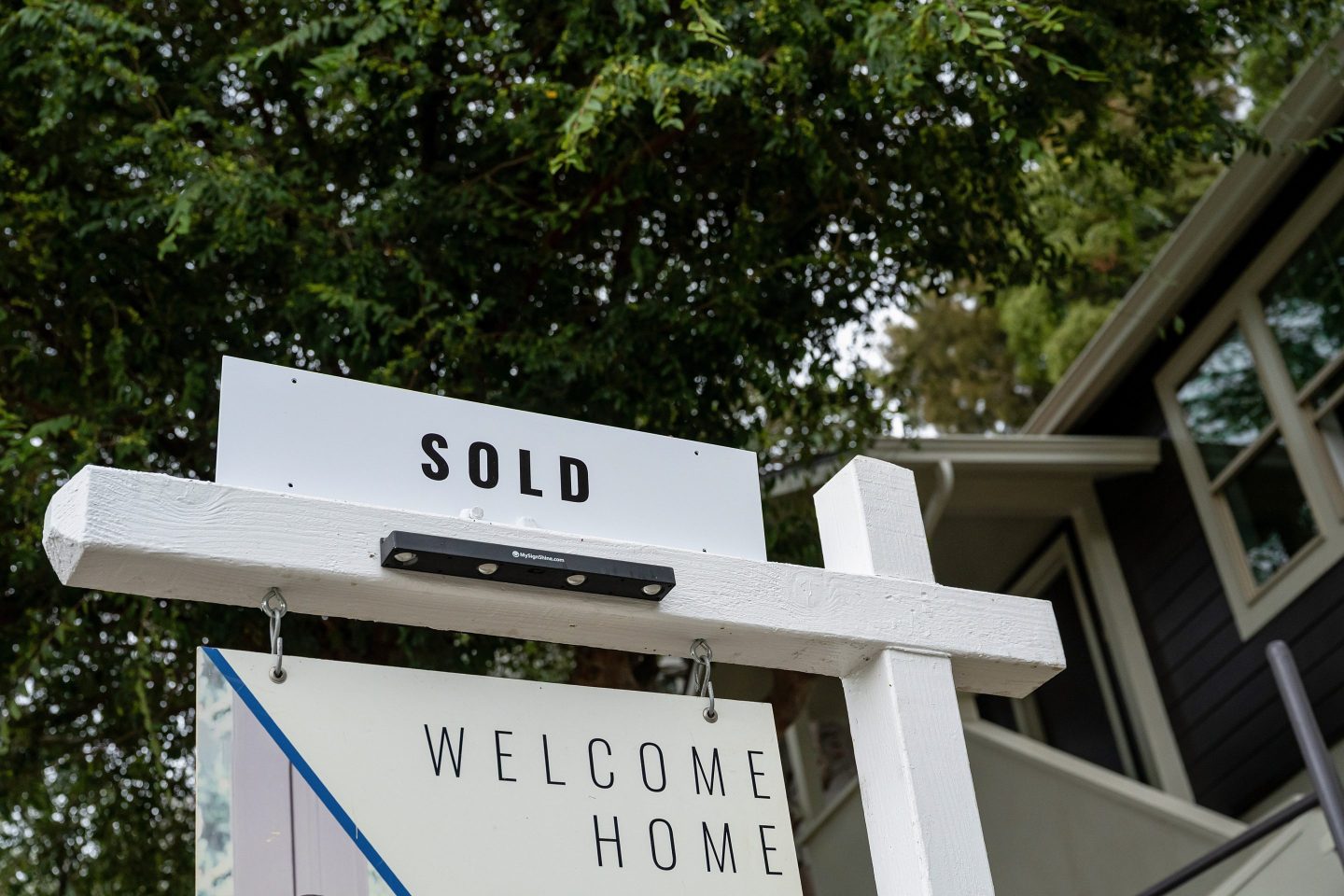 A &#8220;Sold&#8221; sign in front of a home in Crockett, California, US, on Wednesday, Sept. 24, 2025. The National Association of Realtors is scheduled to release existing homes sales figures on September 25. Photographer: David Paul Morris/Bloomberg via Getty Images